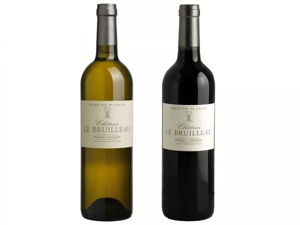 Deux bouteilles de vin, une de blanc et une de rouge.