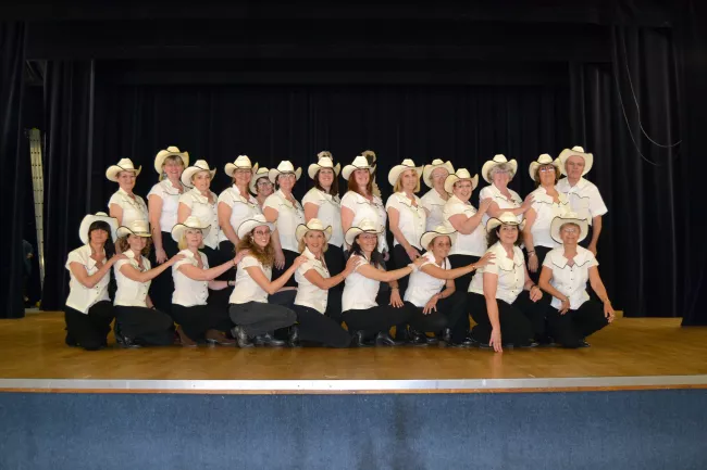 ABCLD le barp, photo de groupe des danseurs tous chapeautés sur une scène
