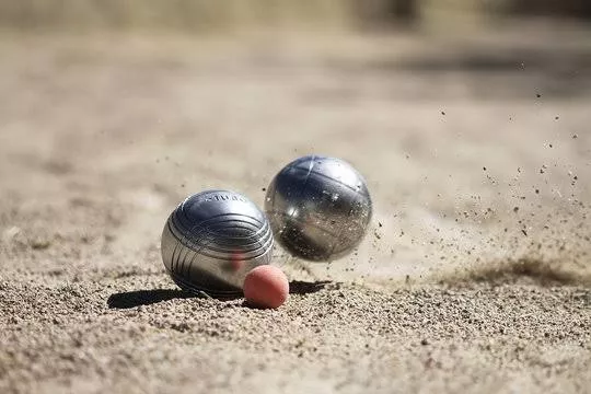 deux boules de pétanques près d'un cochonnet