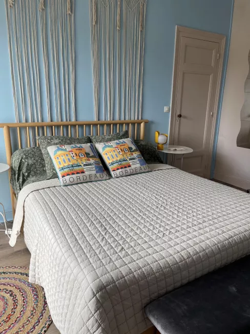 le lit d'une chambre