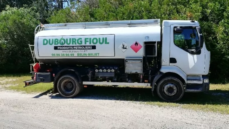 Un camion floqué Dubourg Fioul