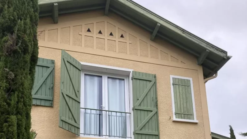 Façade de la maison de maître de L'Entre-Deux à Belin-Béliet, volets verts et jardin arboré