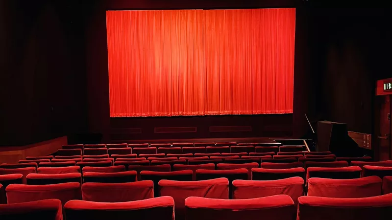 Salle de cinéma aux fauteuils rouges face à l'écran, illustration du cinéma Le 7ème Art à Salles